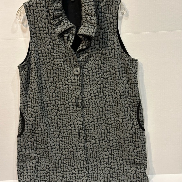 Yushi, Women’s Grey/Black Button Down, Sleeveless Tunic. Made in USA - Picture 6 of 10